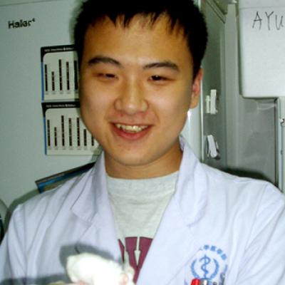 Dr. Chunzhang Yang in the lab.